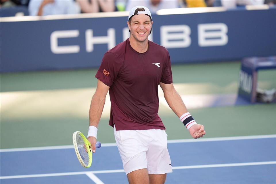 Was für eine Überraschung: Jan-Lennard Struff freut sich über seinen Achtelfinaleinzug.Seth Wenig/AP/dpa