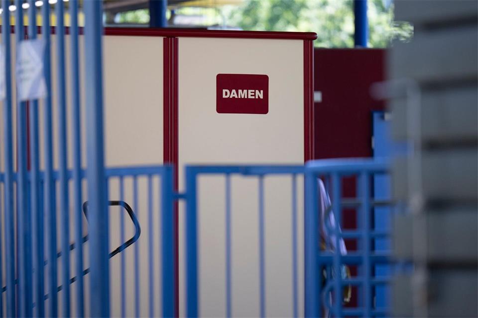 Was geschah im Juni 2025 in diesem Freibad? Vor dem Amtsgericht Gelnhausen beginnt der Prozess gegen zwei Männer. (Archivbild)Boris Roessler/dpa