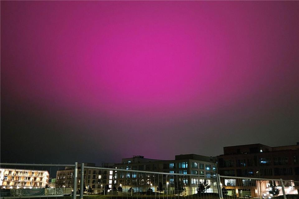 Was hat das magentafarbene Himmelsleuchten verursacht?Andreas Rosar/dpa