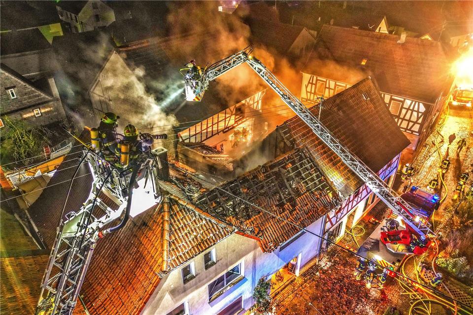 Was hat die Flammen in dem Mehrfamilienhaus ausgelöst? Sebastian Schmitt/dpa