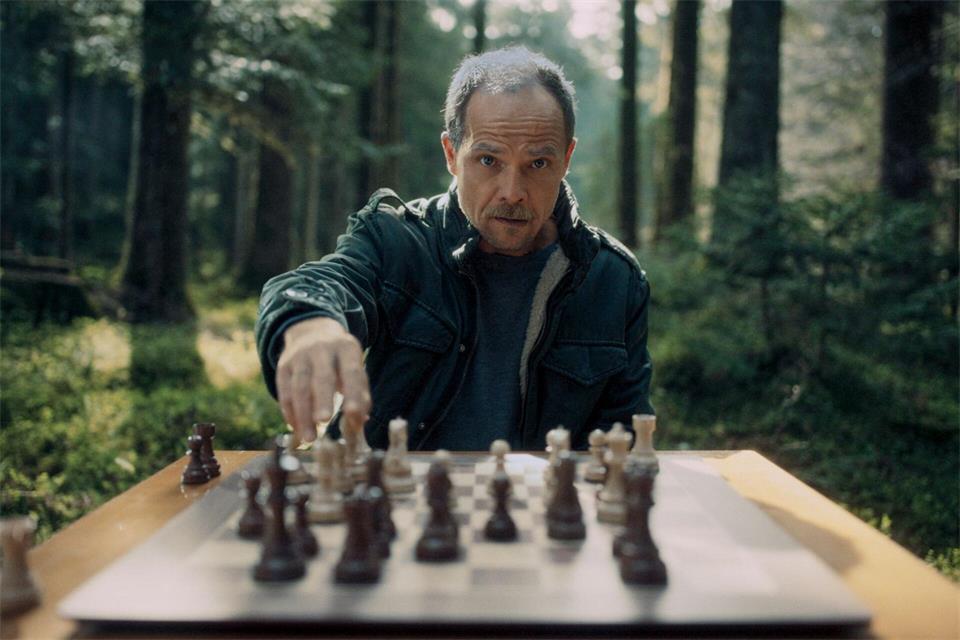 Was hat es mit den Schachfiguren auf sich, die plötzlich auftauchen? Micha Oberländer (Matthias Koeberlin) ermittelt in einem neuen Fall.Lukas Gnaiger/ZDF/dpa
