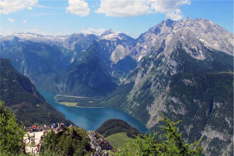 Was ist Bayern, was ist Norwegen? Wären da nicht Kreuzfahrtschiffe im rechten Bild, man könnte es kaum beantworten.Andrea Warnecke/Michael Zehender/dpa-tmn