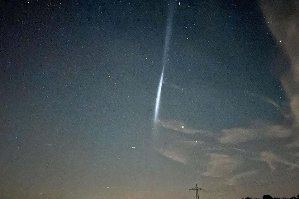 Was ist denn das? - Treibstofftropfen einer Rakete hinterlassen Lichtstreifen (Foto-Handout)Klein/vifogra/dpa