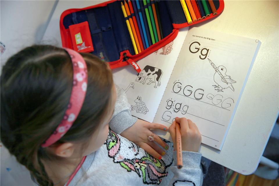 Was ist der Vorteil vom Schreiben mit Stift auf Papier? Es fördert laut einem Wissenschaftler buchstäbliches Begreifen einzelner Zeichen und rasches Kombinieren oder Entziffern von Buchstabengruppen. Mascha Brichta/dpa-tmn
