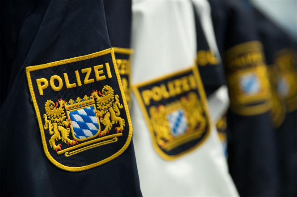 Was ist mit den 2.000 versprochenen neuen Polizeistellen? Die SPD hat nachgefragt. (Illustration)picture alliance / Daniel Karmann/dpa