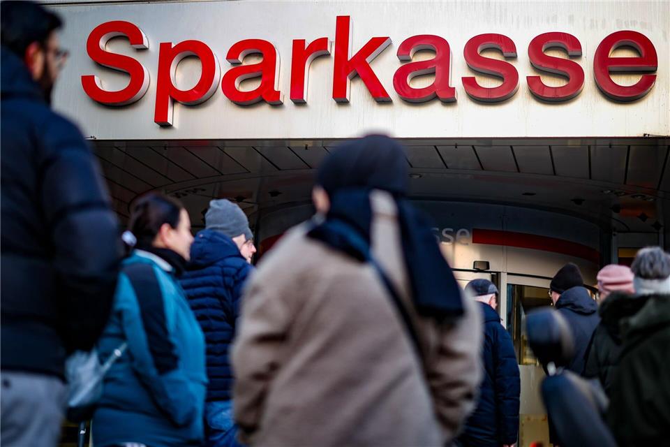 Was ist nach einem Einbruch mit den Inhalten im Schließfach passiert, wollen aufgebrachte Kundinnen und Kunden in Gelsenkirchen-Buer wissen. Das Finanzamt interessiert eher, woher die Wertsachen stammten, die dort lagerten.Christoph Reichwein/dpa