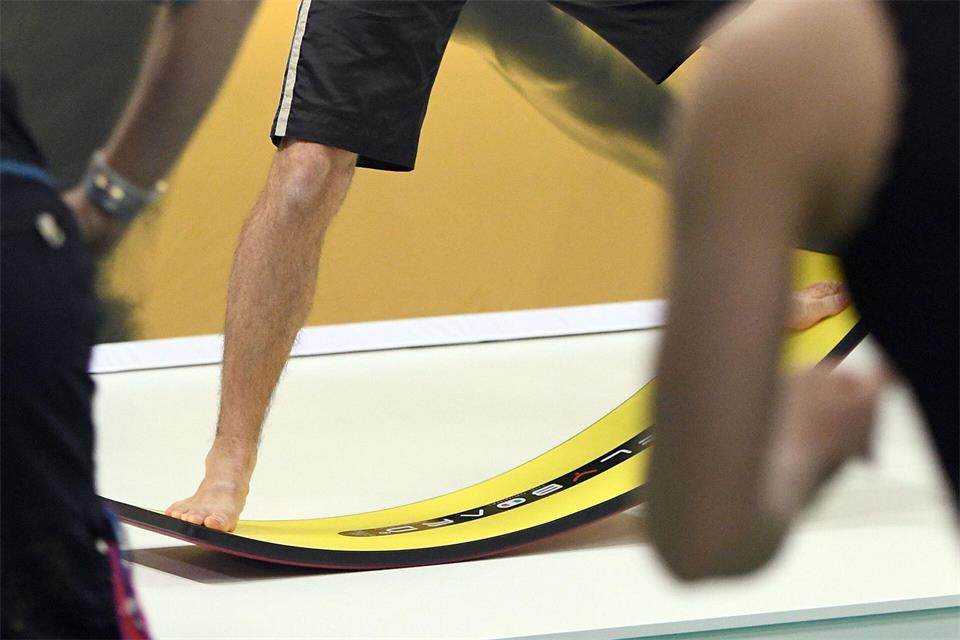 Was könnte schiefgehen? Wer auf einer Messe ein Sportgerät ausprobieren möchte, sollte dies nicht eigenmächtig tun.Henning Kaiser/dpa-tmn