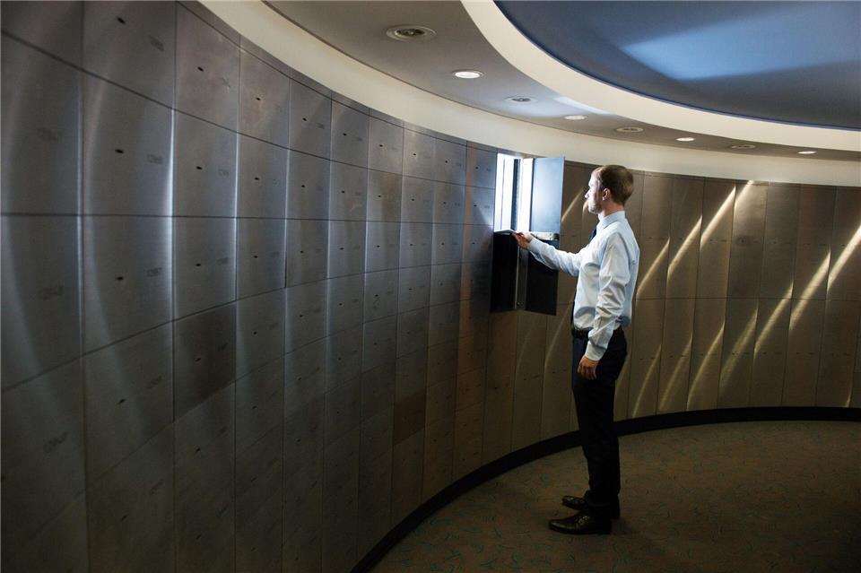 Was liegt eigentlich in dem Schließfach? Inhaber tun gut daran, das sorgfältig zu dokumentieren. Sonst kann es im Schadensfall Probleme beim Nachweis für die Versicherung geben.Daniel Reinhardt/dpa/dpa-tmn