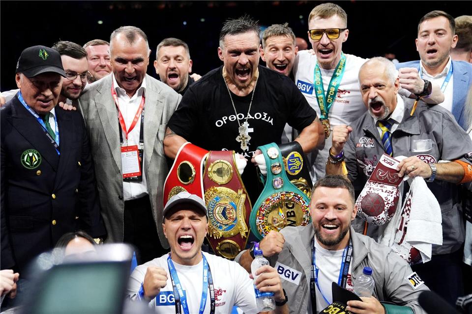 Was mach Mehrfach-Champion Oleksandr Usyk (m)? (Archivbild)Bradley Collyer/PA Wire/dpa