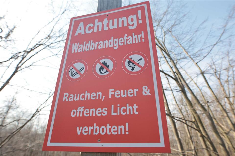 Was man bei Waldbrandgefahr nicht tun sollte, steht auf diesem Schild. (Symbolbild)Matthias Bein/dpa