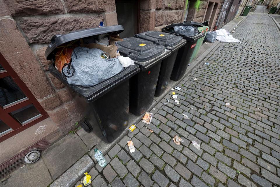 Was nicht in die Tonne passt, wird daneben geschmissen.Marijan Murat/dpa