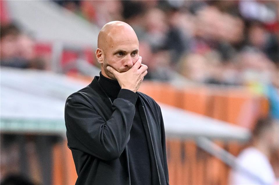 Was nun? VfL-Coach Paul Simonis reagiert in Augsburg sauer.Harry Langer/dpa