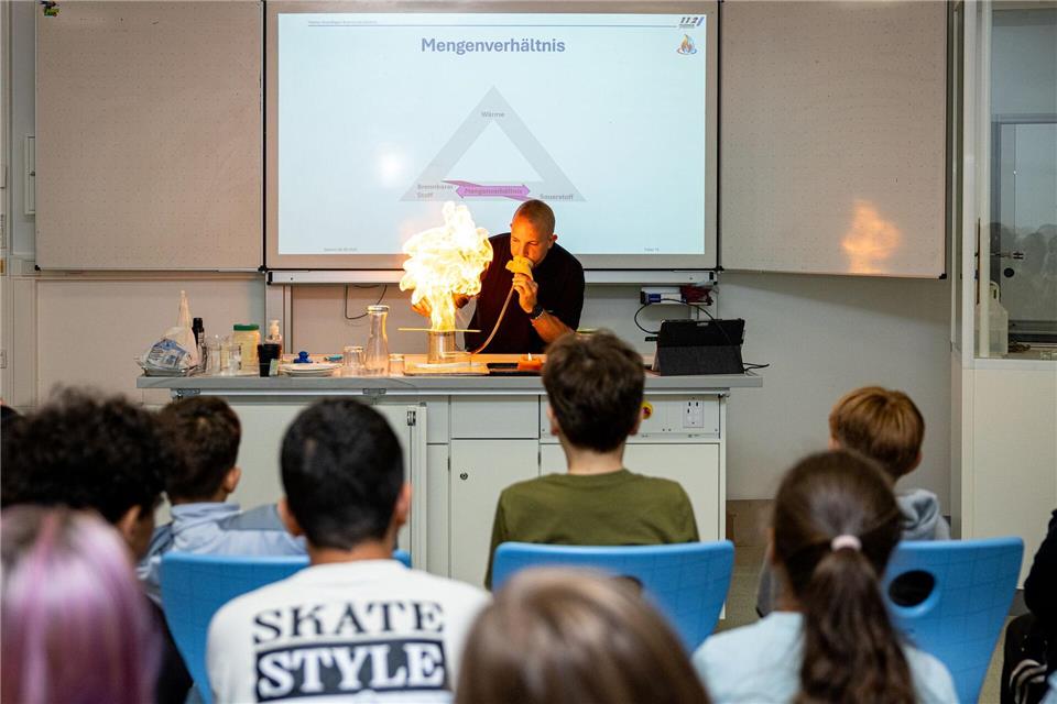 Was passiert, wenn es brennt - und mit falschen Mitteln gelöscht wird? Saarländer Schüler lernen es. Laszlo Pinter/dpa