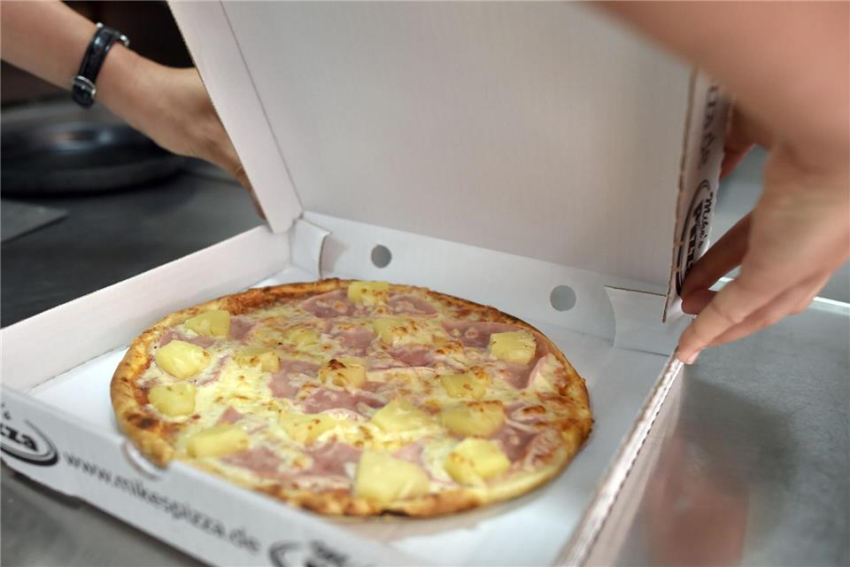 Was sagt die römische KI zu Pizza Hawaii? (Archivbild)Angelika Warmuth/dpa