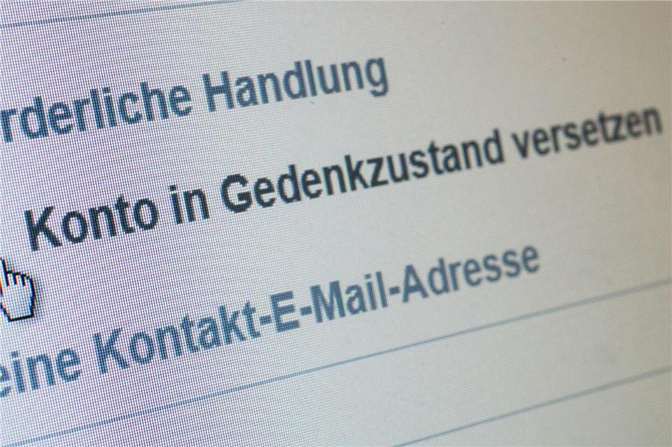 Was soll mit dem digitalen Nachlass geschehen? Schon zu Lebzeiten können Vertrauenspersonen bestimmt werden, die Online-Profile eines Verstorbenen in den Gedenkstatus versetzen.Andrea Warnecke/dpa-tmn
