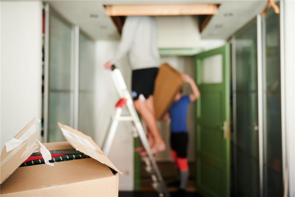 Was soll mit und was kann weg? Wenn aus zwei getrennten Wohnungen eine gemeinsame wird, muss oft großzügig aussortiert werden.picture alliance/dpa