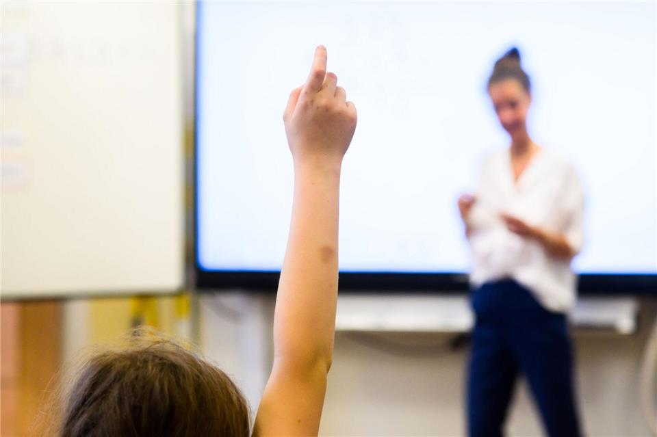 Was sollen Lehrerinnen und Lehrer bei der politischen Bildung dürfen? (Archivbild)Julian Stratenschulte/dpa