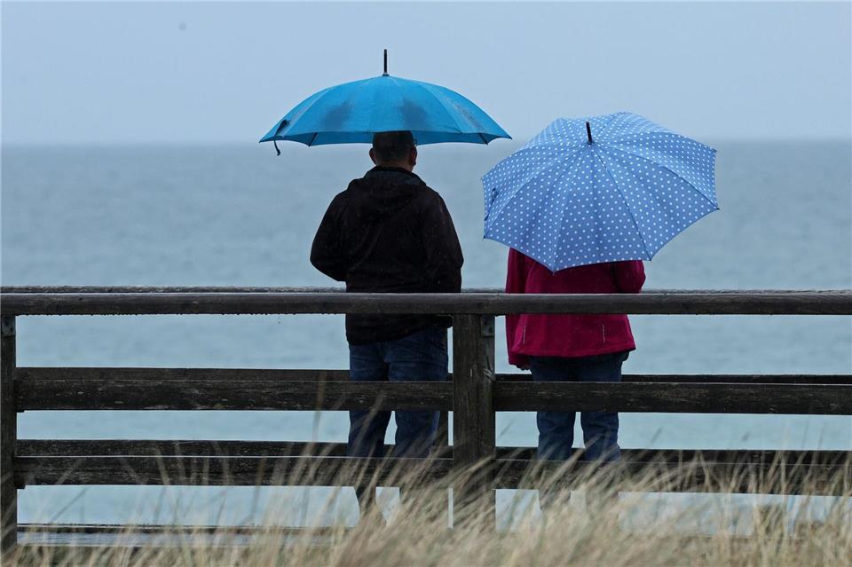 Was tun bei schlechtem Wetter? Hier sehen viele Urlauber der Umfrage zufolge Verbesserungsbedarf. (Archivbild)A7120 Bernd Wüstneck/dpa