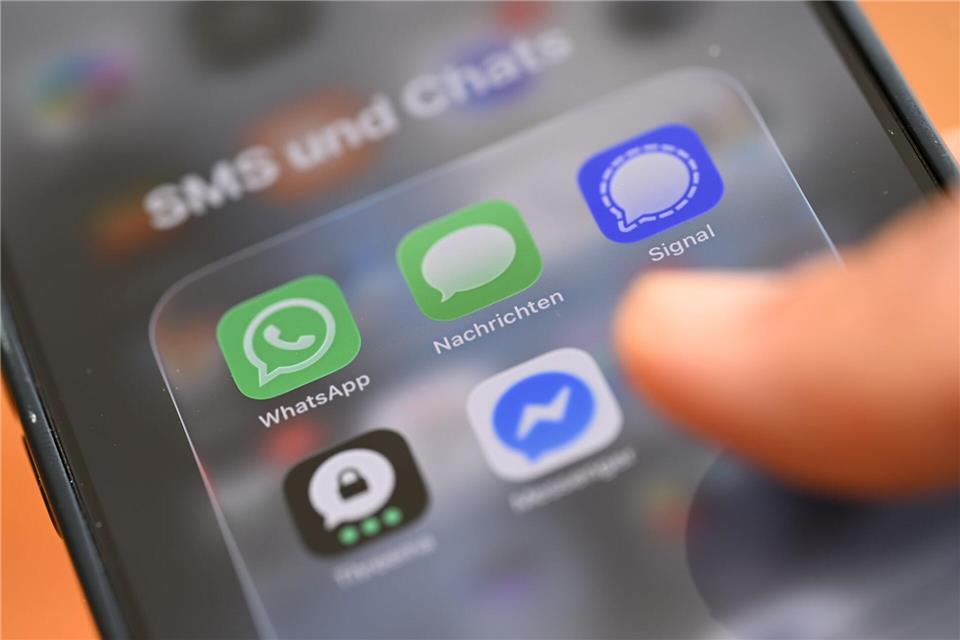 Was tun - eine SMS schicken oder doch lieber einen Chatdienst nutzen? Wolf von Dewitz/dpa