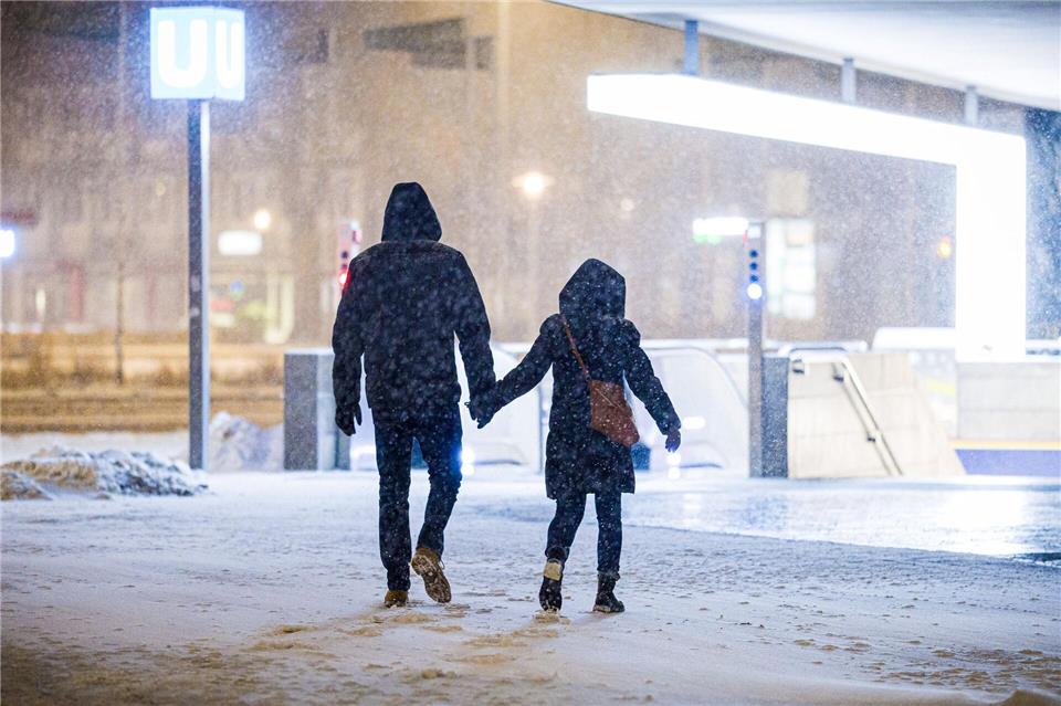 Was tun, wenn das Wetter so extrem wird, dass das Haus nicht mehr verlassen werden kann?Moritz Frankenberg/dpa
