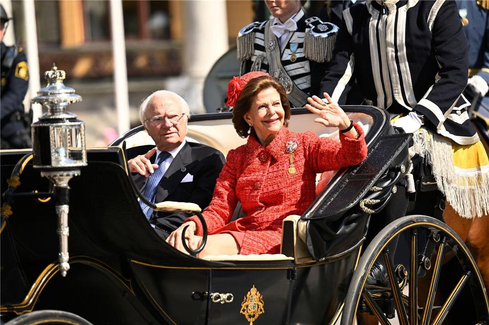 Was wäre ein royales Ereignis ohne Kutschfahrt? Auch zur Goldhochzeit zuckelte das schwedische Königspaar durch Stockholm. (Archivbild)Henrik Montgomery/TT News Agency/AP/dpa