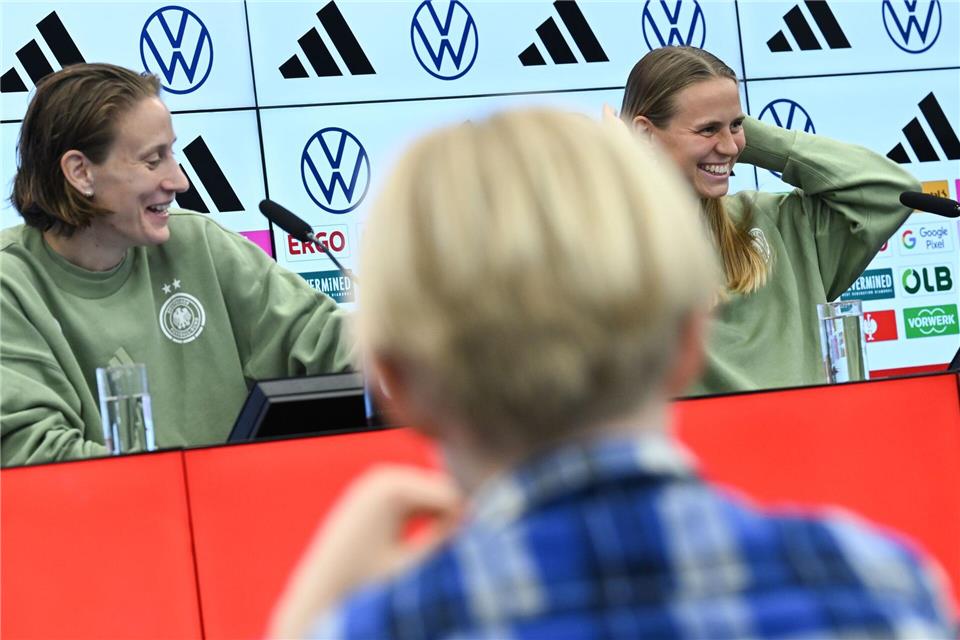 Was war euer schlimmstes Foul? Fragen an Klara Bühl und Ann-Katrin Berger.Arne Dedert/dpa
