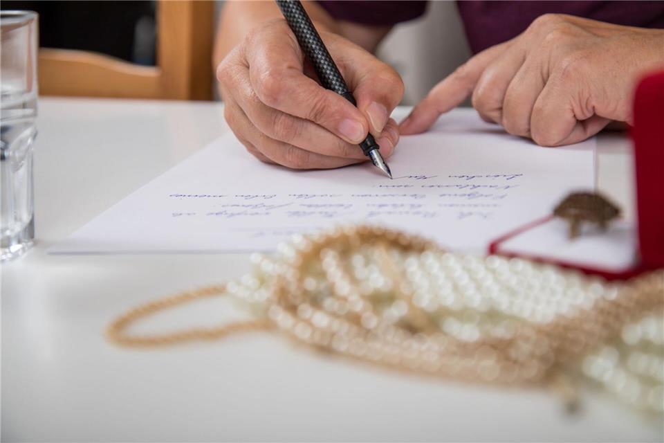 Was, wie neu, wie wertvoll? Bei der Dokumentation von Schließfachinhalten kommt es auch auf die Details an.picture alliance / dpa Themendienst