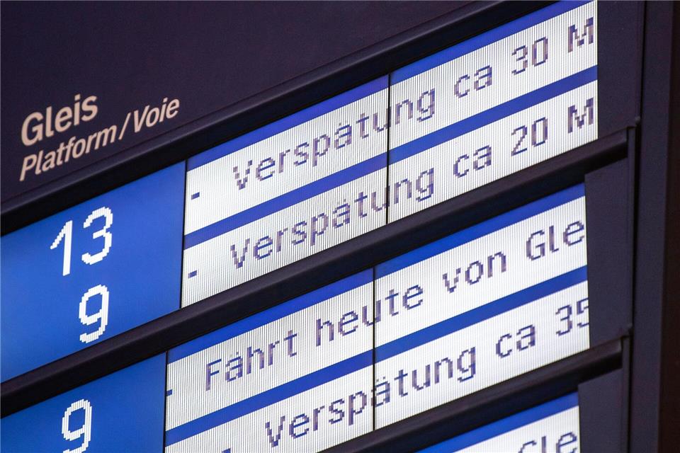 Lokführer-Gewerkschaft macht der Bahn schwere Vorwürfe  „Was wir hier erleben, ist kein Fahrplan mehr, sondern ein Wunschzettel“, sagt Uwe Böhm, Bezirksvorsitzender der GdL in Bayern, über die Pünktlichkeit der Züge im Freistaat. (Archivbild)Fabian Sommer/dpa