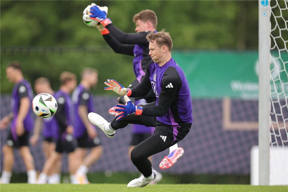 Spekulation um Nationaltorwart Nübel - Spannende Nachfolge? Was wird aus Manuel Neuer (vorne)? Was aus Alexander Nübel?Christian Charisius/dpa