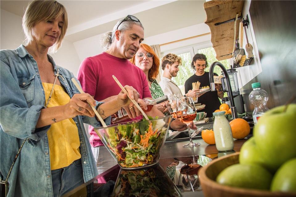 Was wollen wir kochen? Damit nicht immer wieder das gleiche Essen auf dem Tisch steht, ist gute Planung gefragt.Christin Klose/dpa-tmn