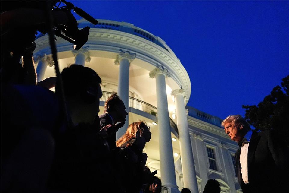 Bilder des Tages Washington, D.C.: Trump spricht vor Abreise aus dem Weißen Haus zu ReporternJulia Demaree Nikhinson/AP/dpa