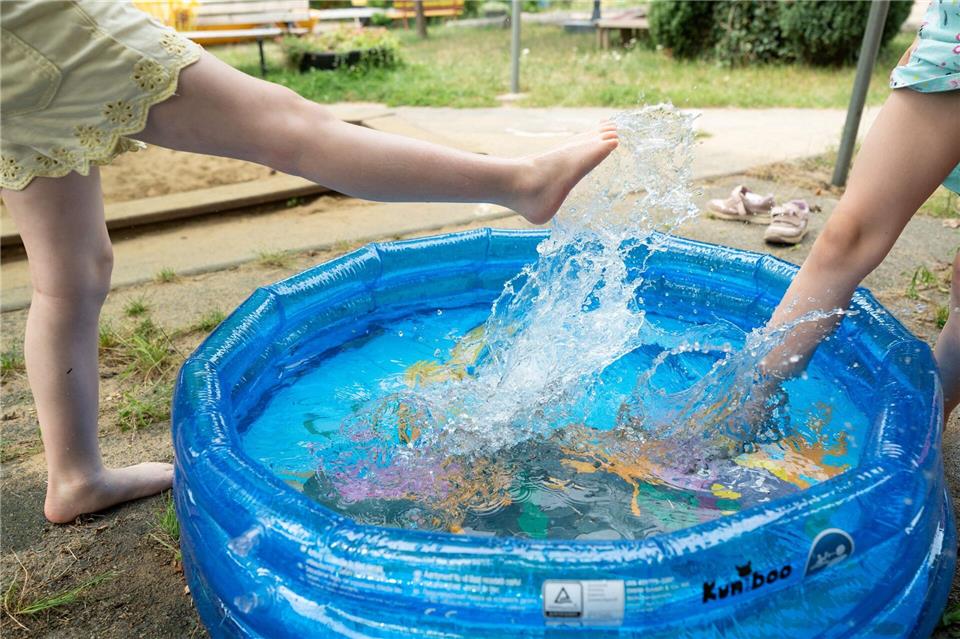 Wasser, Sonnensegel, Schatten: So versuchen Kindertagesstätten bei extremer Hitze zu reagieren und die Kinder abzukühlen.Sebastian Kahnert/dpa