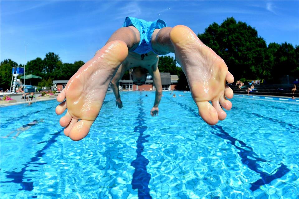 Wasser entzieht dem Körper besonders gut Wärme - deshalb ist ein Sprung ins Freibadbecken oder in den See die optimale Abkühlung. picture alliance / Hauke-Christian Dittrich