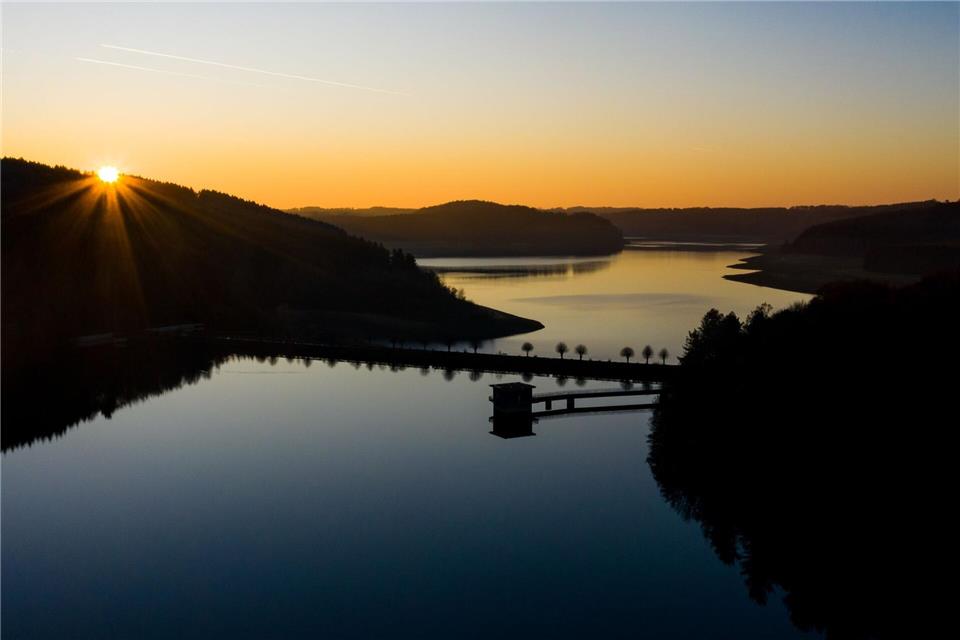Wasser gestaut, in Abendlicht getaucht: Sonnenuntergang an der Großen Dhünn-Talsperre.Marcel Kusch/dpa/dpa-tmn
