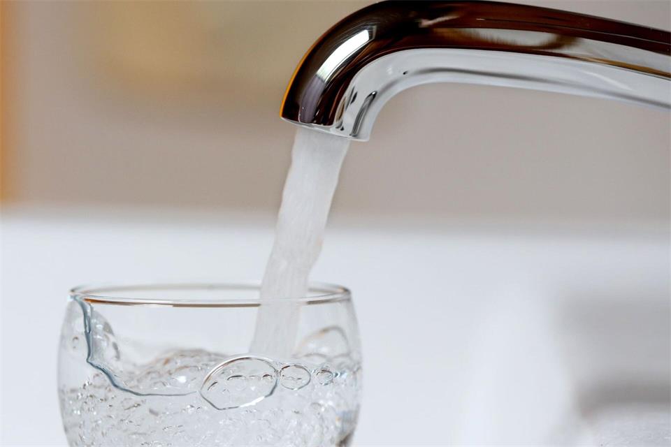 Wasser in Bornheim soll weiterhin abgekocht werden. (Archivbild)Roland Weihrauch/dpa