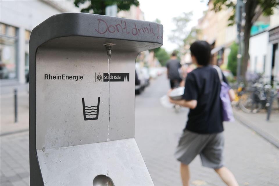 Wasser läuft aus einem Trinkwasserbrunnen. (Symbolbild)Oliver Berg/dpa