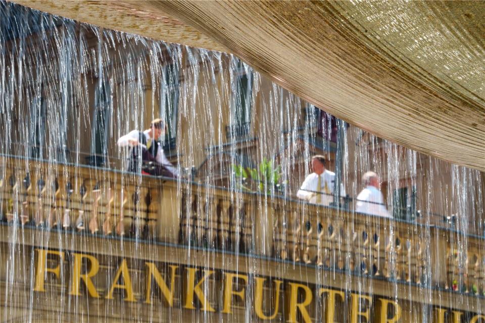 Wasser läuft über den Rand der Schale des Kaiserbrunnens in Frankfurt.Andreas Arnold/dpa