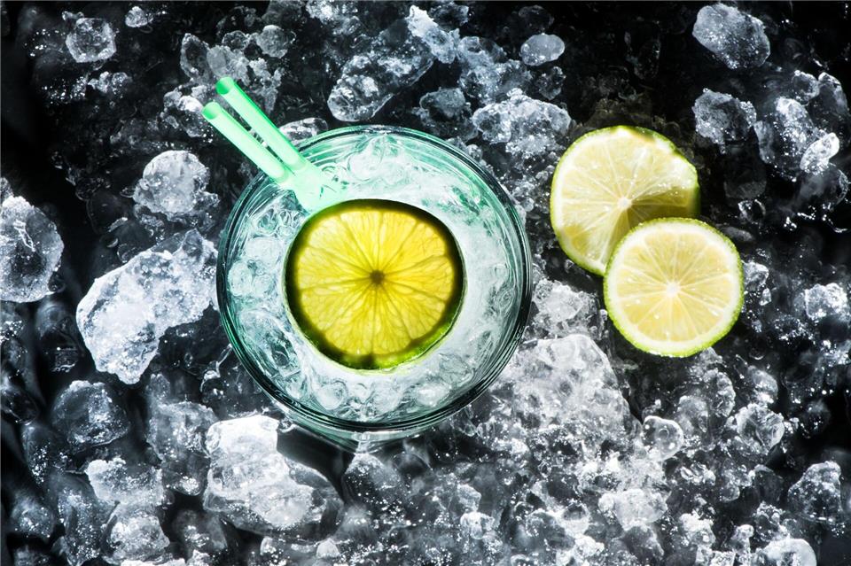 Wasser mit Geschmack im Trend: Viele Getränke werden mit Vitaminen und Pflanzenextrakten beworben, bieten aber oft nur wenige gesundheitliche Vorteile. Selbstgemacht ist auf jeden Fall günstiger.Franziska Gabbert/dpa-tmn