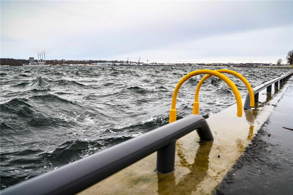 Wasser spritzt in Kiel über das Ufer der Kiellinie.Frank Molter/dpa