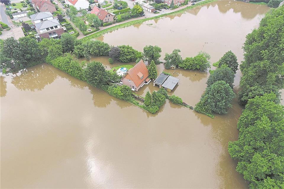 Wasser statt Wiesen rund um ein Haus zwischen Langenkamp und Bocholter Aa.