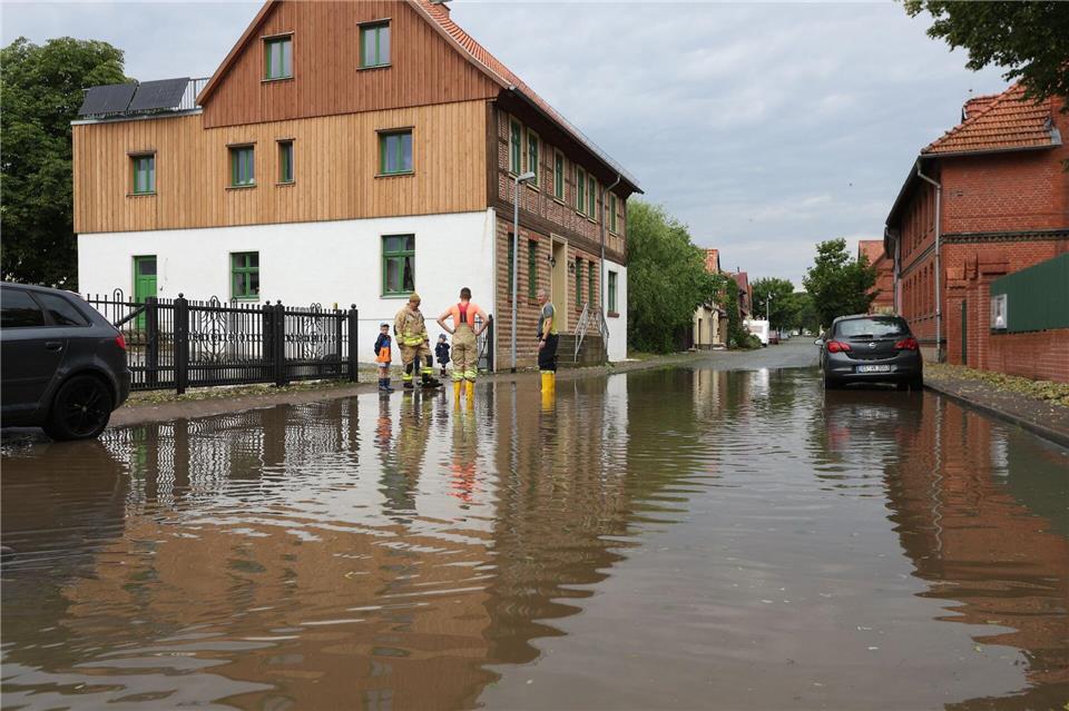 Wasser steht nach einem heftigen Regenguss auf einer Straße in Derenburg im Harz.Matthias Bein/dpa