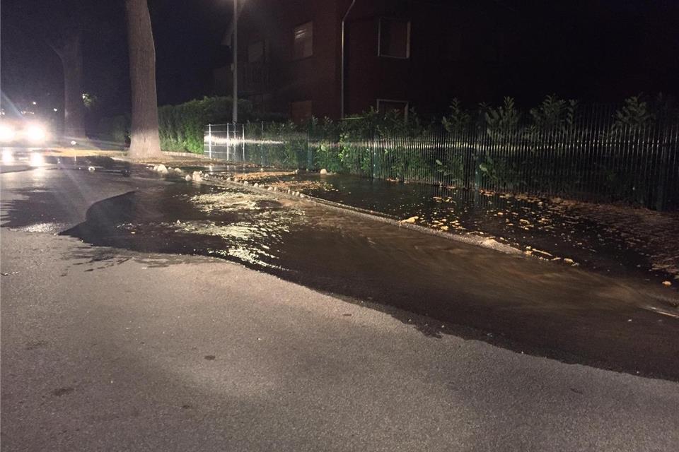 Wasser trat nach einem Rohrbruch an der Silvesterstraße in Erle aus. 