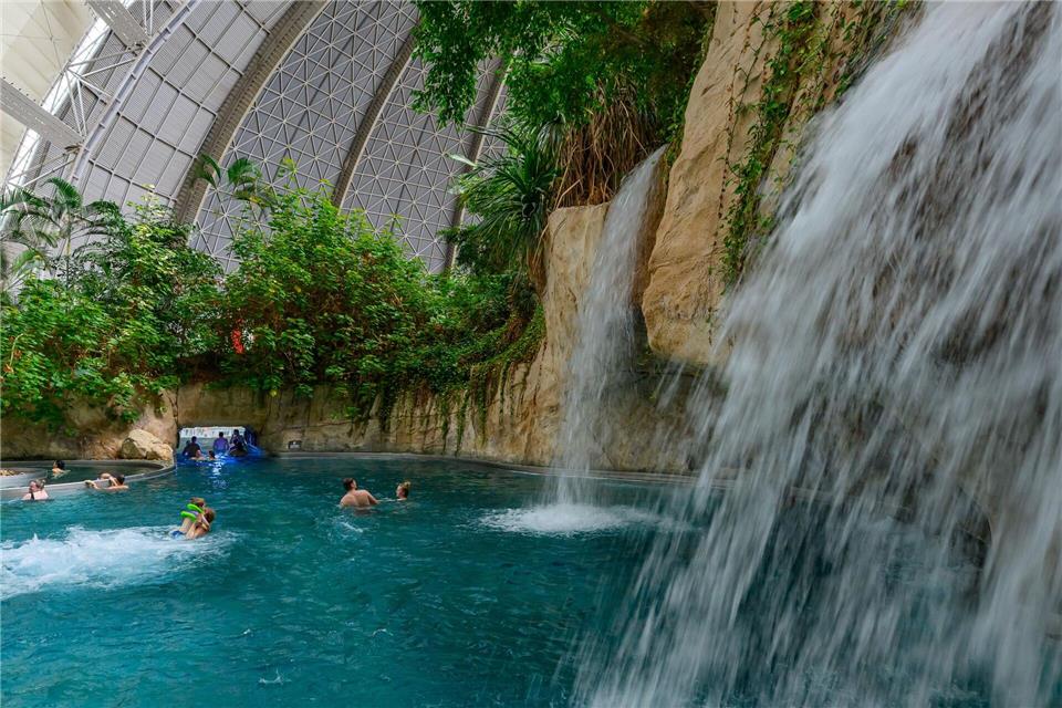 Wasser und viele Pflanzen: Ein Besuch im Tropical Island kann Urlaubsgefühle wecken.Patrick Pleul/dpa