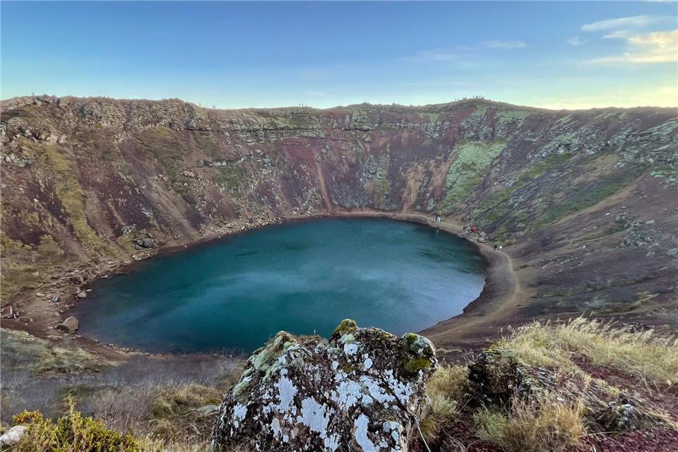 Wasser, wo einst Lava war: der Krater Kerid.Manuel Meyer/dpa-tmn