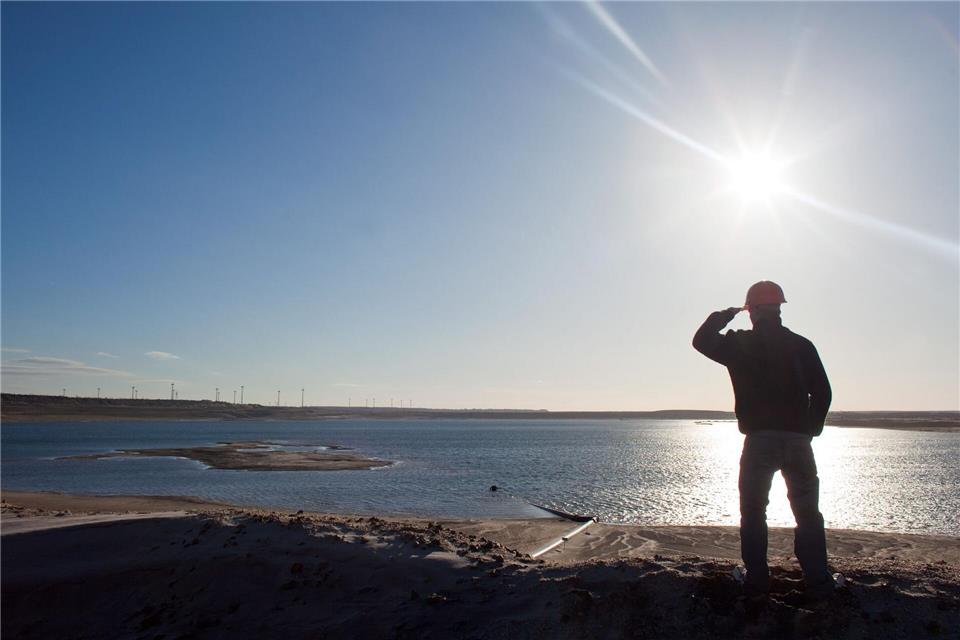 Wasser, wo einst ein großes Loch war: ein Mitarbeiter des Besucherbergwerkes F60 am Bergheider See.Patrick Pleul/dpa/dpa-tmn