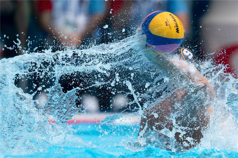 Wasserball. (Symbolbild)Bernd Thissen/dpa