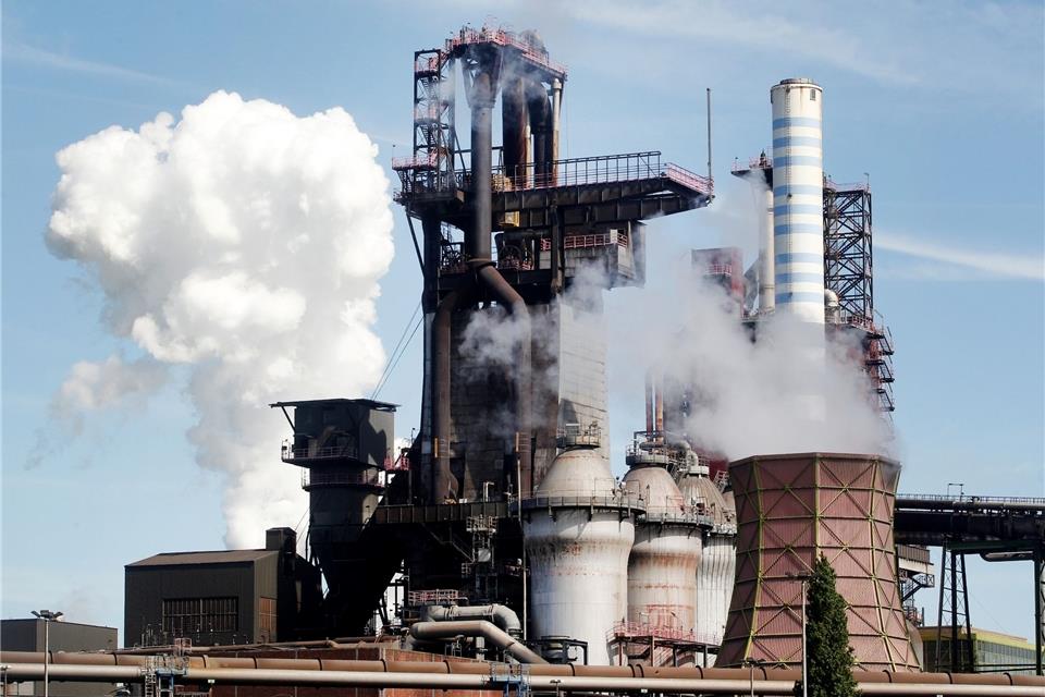 Wasserdampfwolken umgeben zwei Hochöfen bei Thyssenkrupp. Der Konzern will in Duisburg eine neue Anlage bauen, die kohlendioxidarmen Stahl produzieren kann.