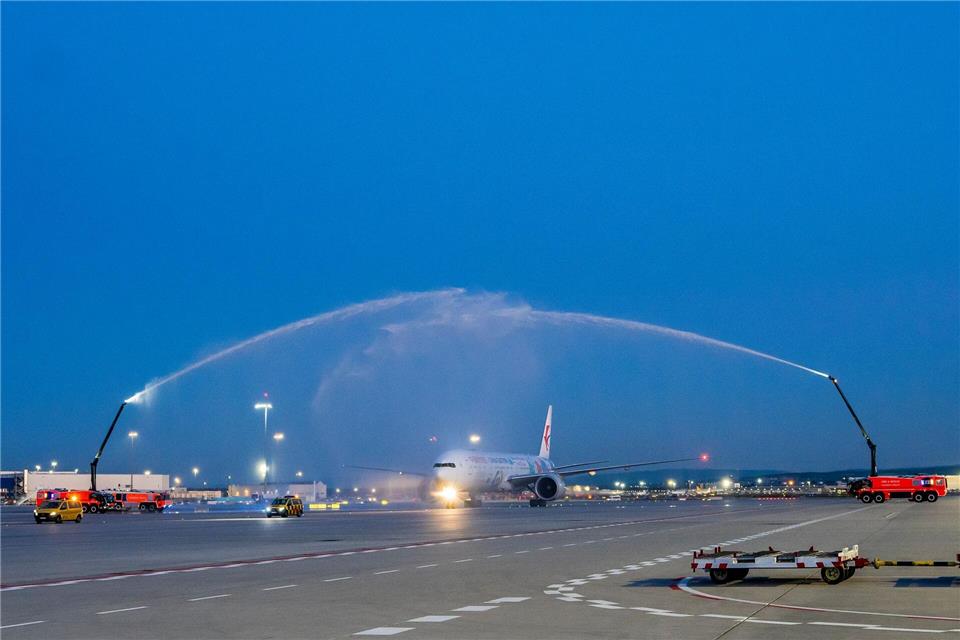 Wasserfontänen der Flughafenfeuerwehr vergangene Woche beim zweiten offiziellen Passagierflug des neuen Terminals 3 am Frankfurter Flughafen. (Archivbild)Andreas Arnold/dpa