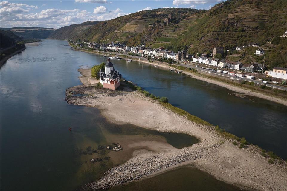Wassermangel: Die historische Zollburg in Kaub am Rhein steht bei Niedrigwasser auf dem Trockenen.Thomas Frey/dpa