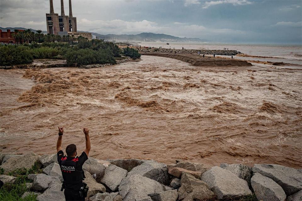 Wassermassen ergießen sich an der Mündung des normalerweise ruhigen Flusses Besòs nördlich von Barcelona ins Mittelmeerr.Jordi Boixareu/ZUMA Press Wire/dpa